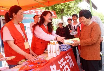 鹽城城管志愿者開展農村垃圾分類服務行，助力美麗鄉村建設